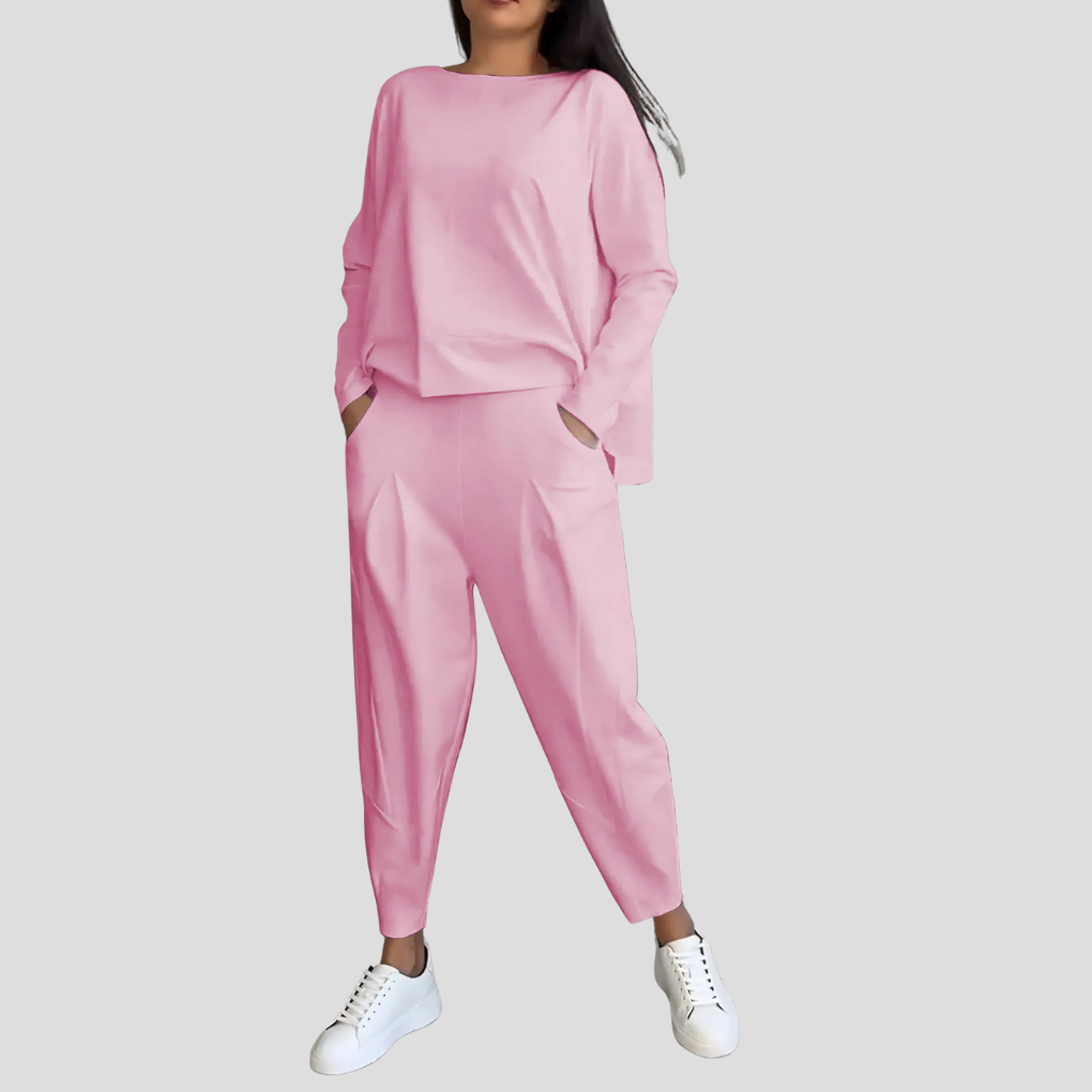 Kvinna som bär ett rosa tvådelat damset med långärmad tröja