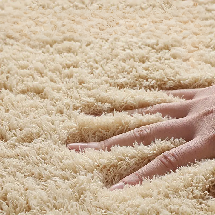 Närbild som visar den täta och fluffiga strukturen hos badmattan
