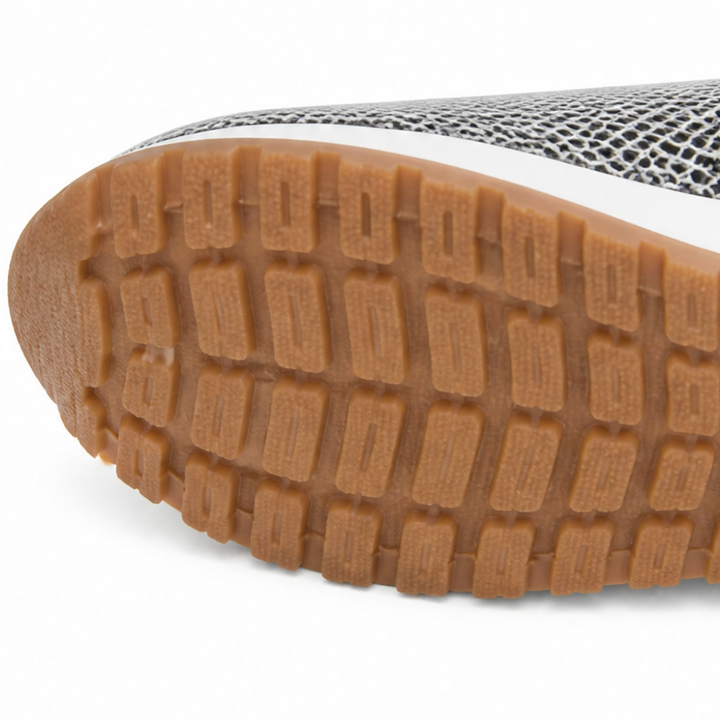 Sula och hälparti på bekväma slip-on skor visade i profil