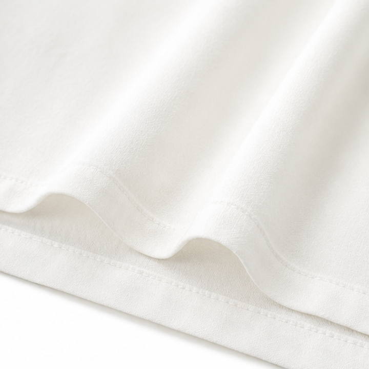 Detaljbild på ärmavslut med fina volanger på elegant vardagsblus