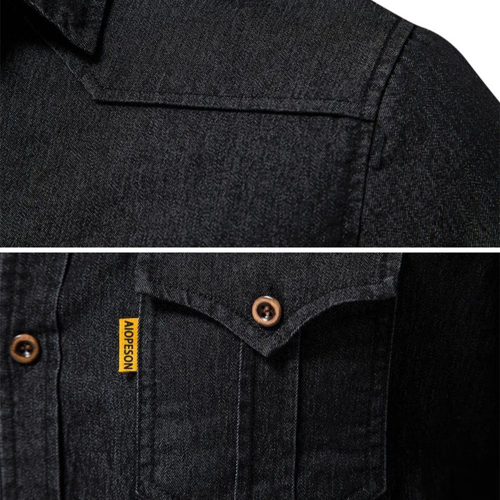 Stilren herrskjorta i denim uppställd på hängare, perfekt vardagsplagg