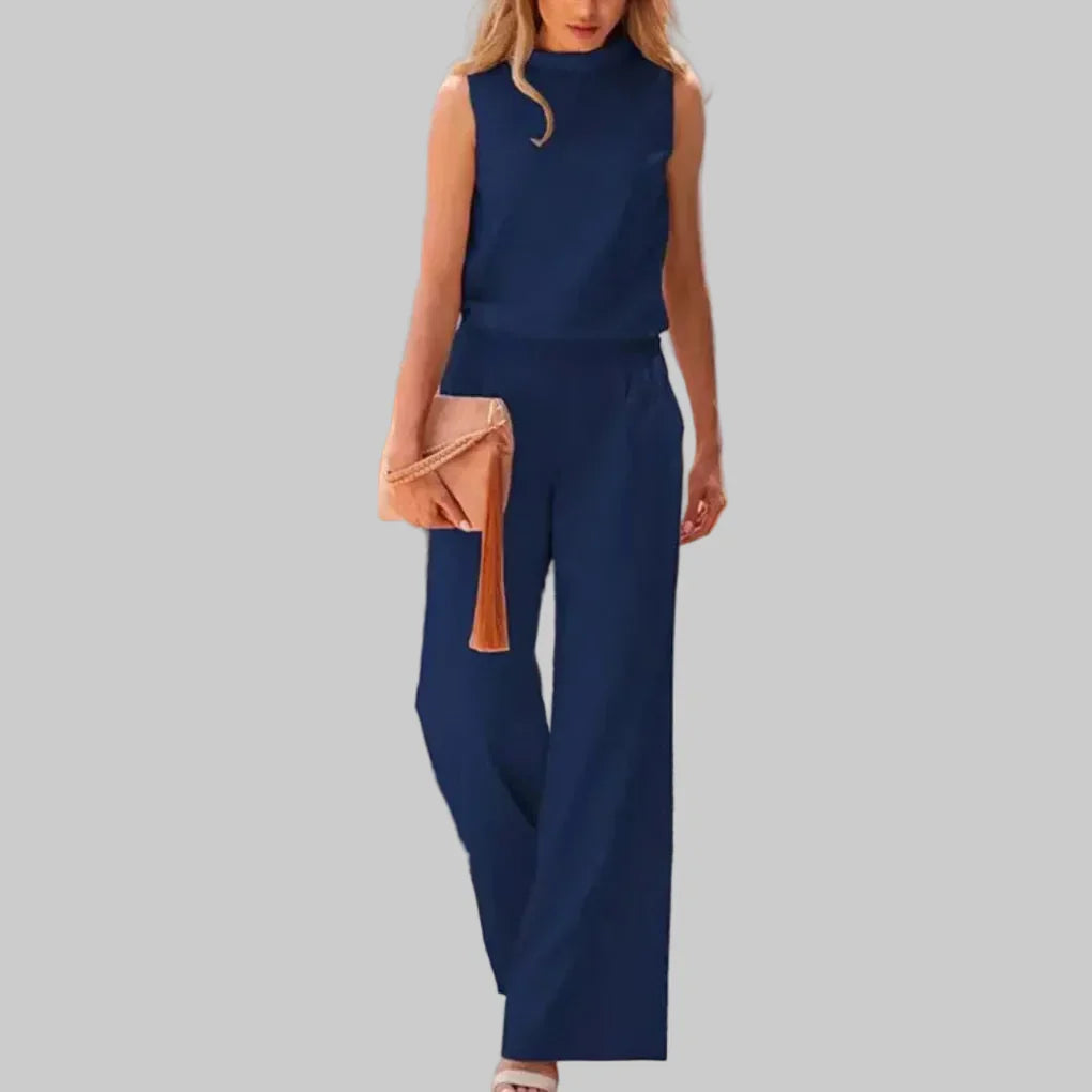 Blå sommarjumpsuit för dam på neutral bakgrund