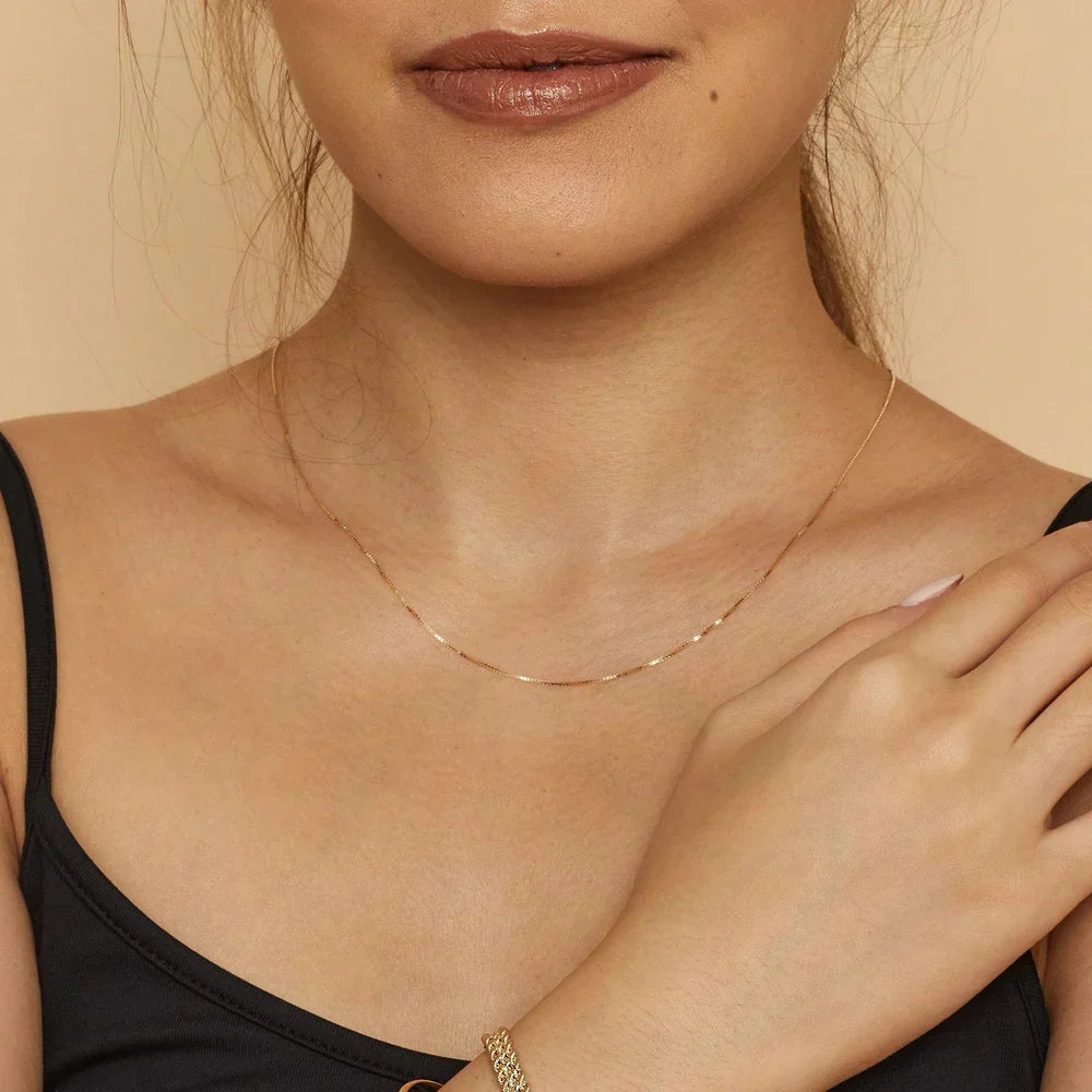 Modell som bär elegant boxhalsband