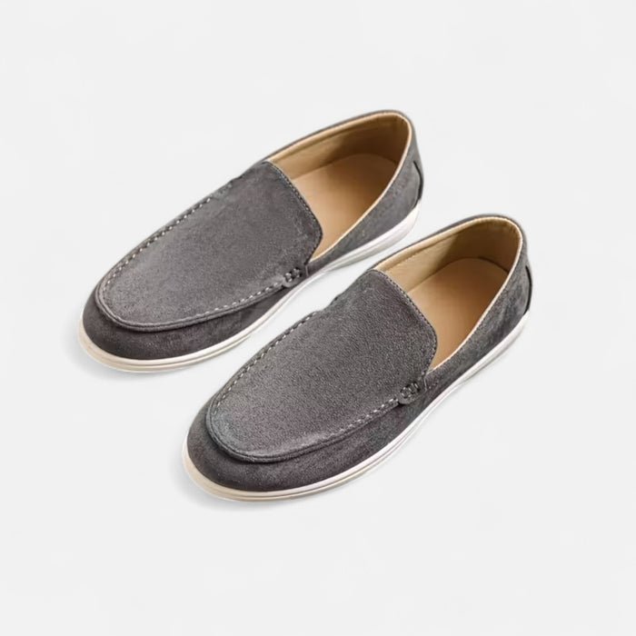 Svart herrsko i slip-on stil visad från sidan, lämplig som körsko