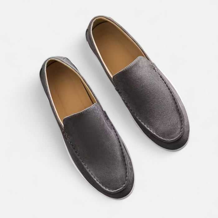 Närbild på mönstrad sula och snygga sömmar på beiga slip-on skor