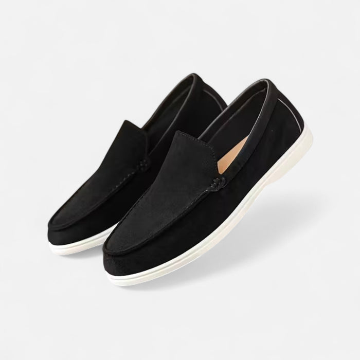 Detaljbild på blå loafers för män med dekorativ söm och passform