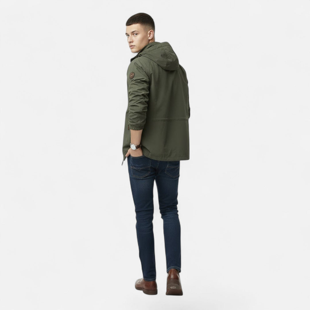 Baksidan av den armégröna utomhusjackan på en modell