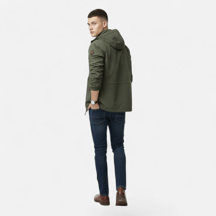 Baksidan av den armégröna utomhusjackan på en modell