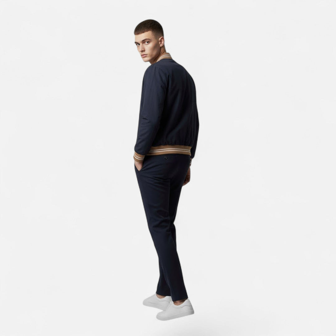 Sista bilden på snygg herrjacka anpassad för casual stil
