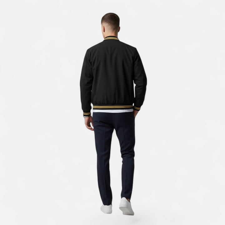 Baksidan av en man som bär en svart herrtrendjacka