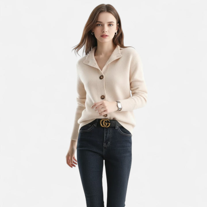 Kvinna i beige kort jacka med ståkrage och mörka jeans
