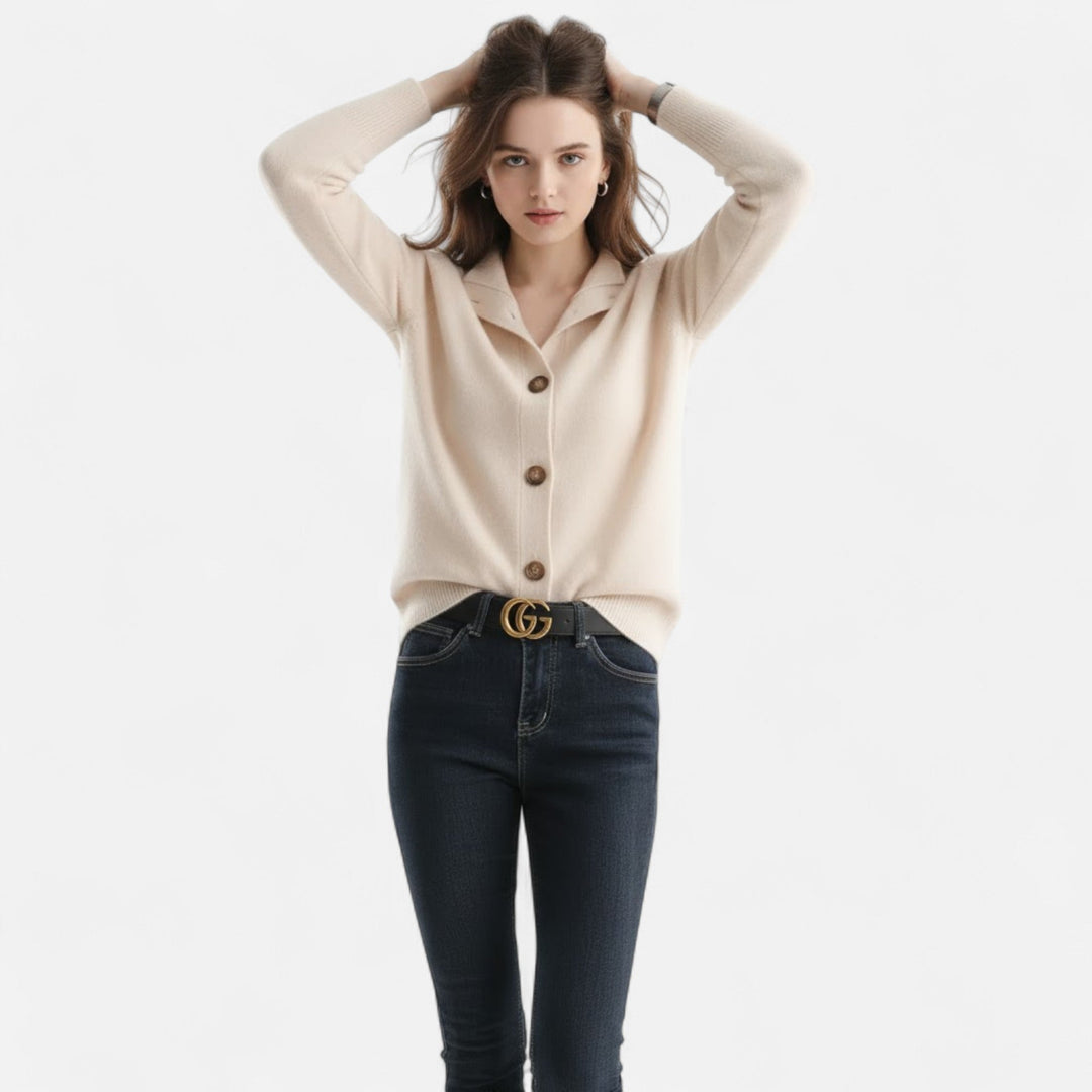 Modell i elegant beige jacka som visar krage och passform