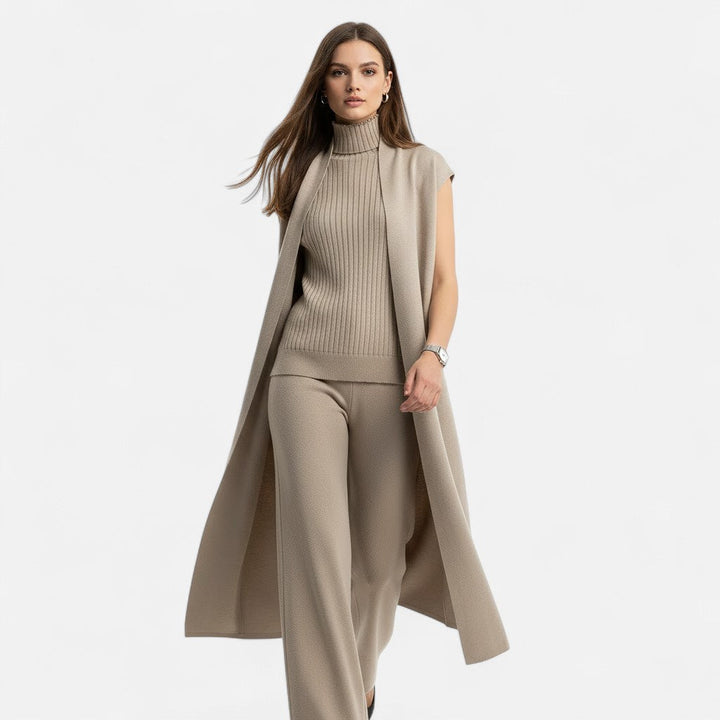 Modell bjuder på elegant stil i stickat set i tre delar