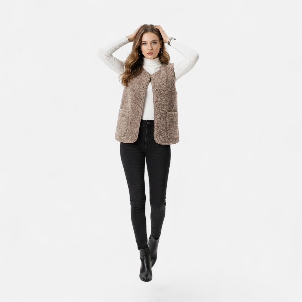 Elegant beige damkläder och höstmode med mjuk plyschväst