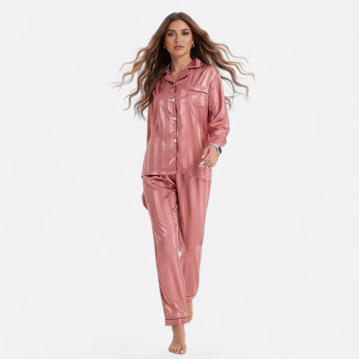 Skönt pyjamas set för damer med horisontella ränder och långa ärmar