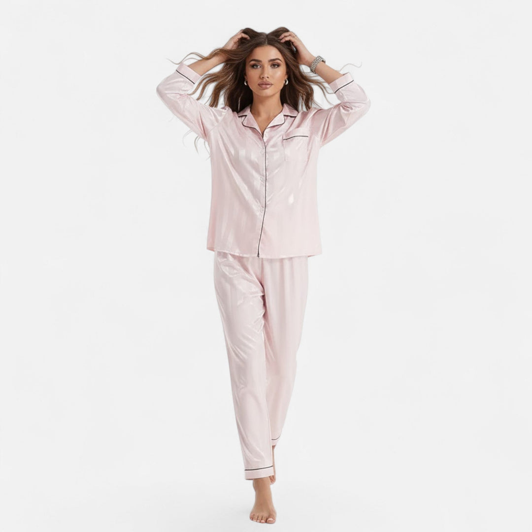 Bekväma sovkläder för dam i form av ett randigt långärmat loungewear set
