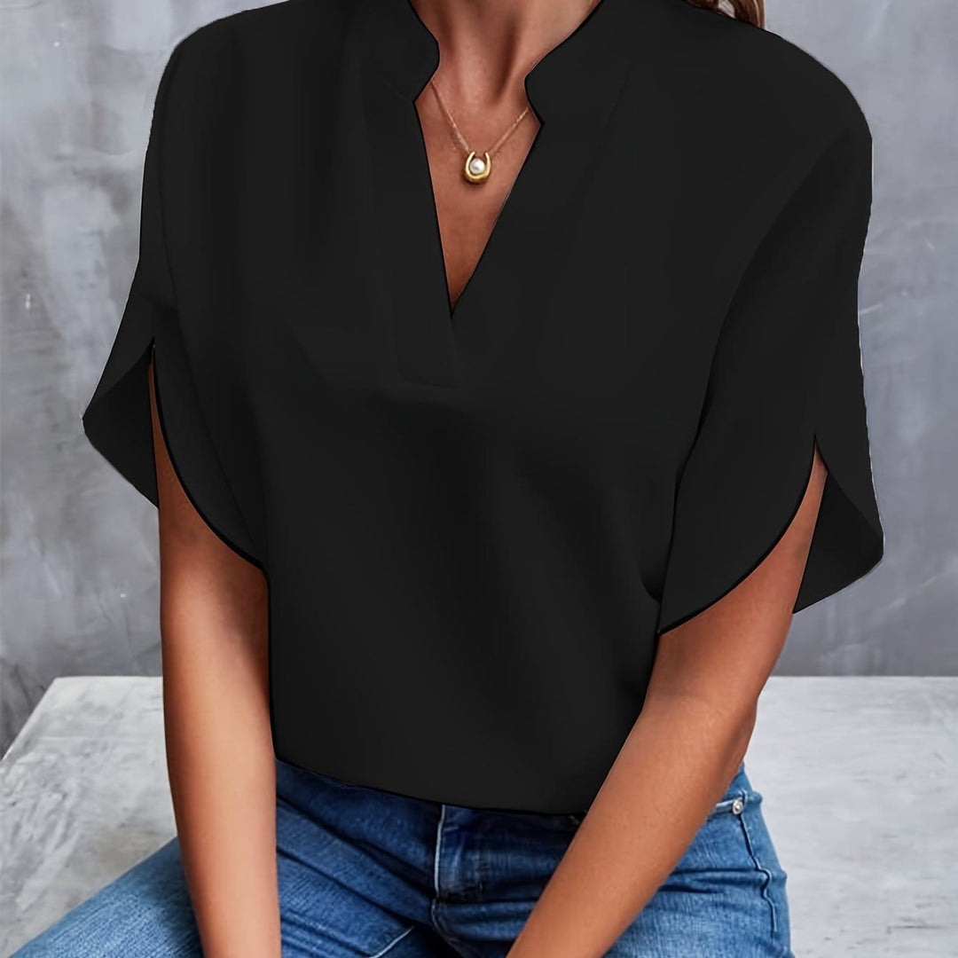 Dam blus med draperad V-ringning i elegant design framifrån