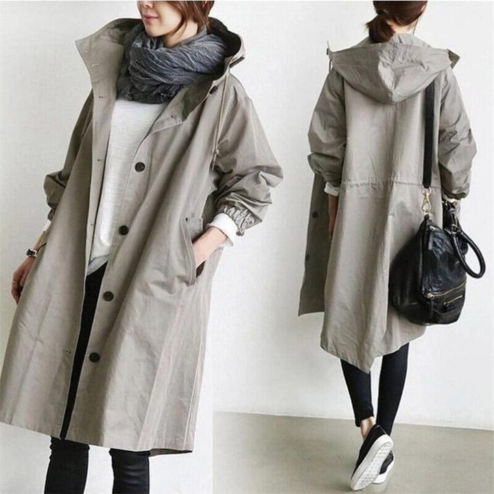 Detaljbild på ärmslut och axelparti på funktionell damtrenchcoat