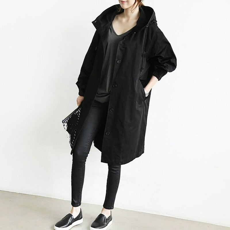 Elegant vattentät damjacka i modern trenchcoat-design för vår och höst