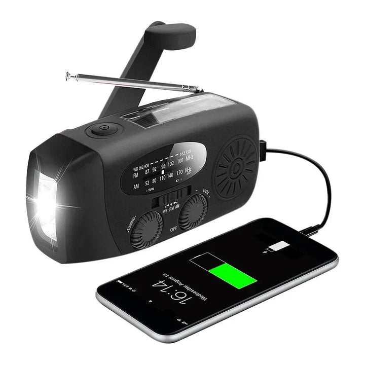 Svart nödradio som laddar en smartphone via kabel och visar ficklampa