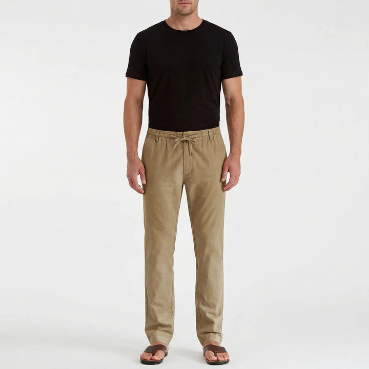 Herrbyxor Emilio i beige med matchande svart t-shirt