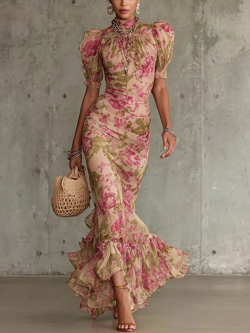 Damklänning Juliet Vintage med puffärmar och rosprint i helfigur