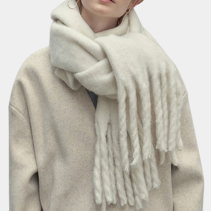 Elegant beige damhalsduk lindad runt halsen i vintermiljö