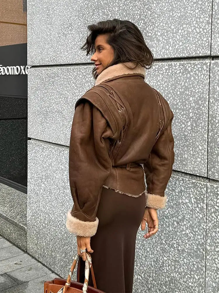 Brun damjacka bakifrån som visar de breda axlarna och detaljerna