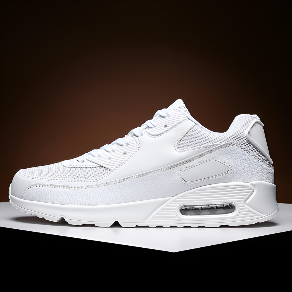 Vita sneakers med hög sula uppställda på mörk bakgrund