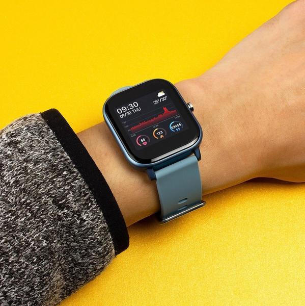 Unisex smartwatch uppvisad med stilrent metallspänne