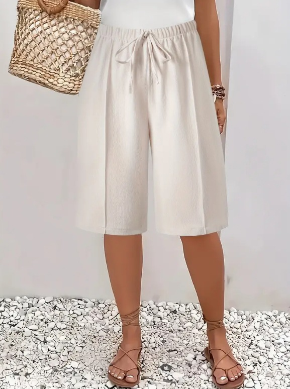 Snygga beige damshorts med följsam passform och längre ben