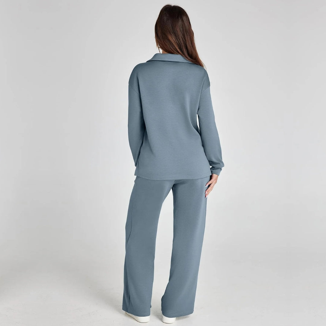 Kvinna i ljusblått loungewear-set bakifrån