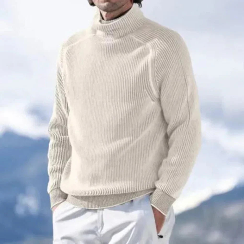 Man i beige ribbstickad polotröja utomhus