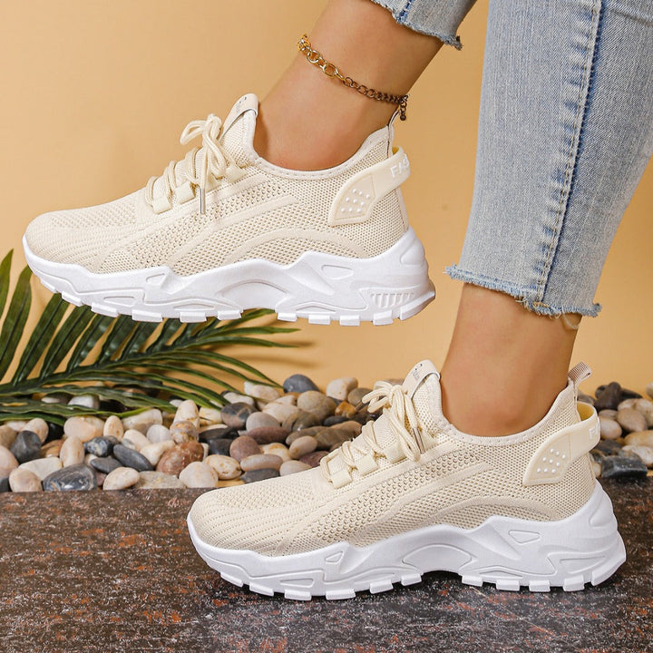 Vita sneakers för dam, stilrena och sportiga promenadskor