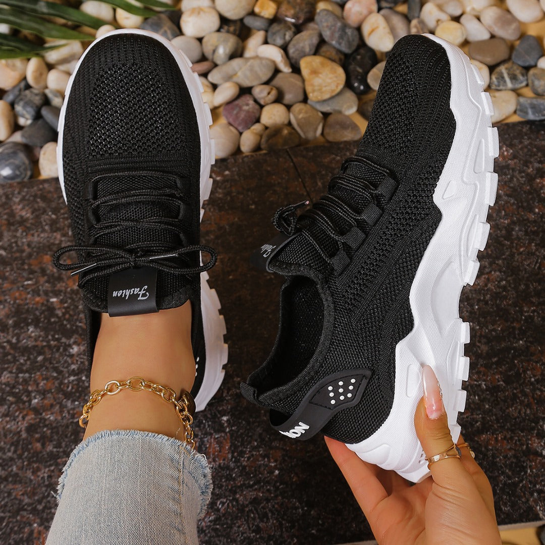 Maya svarta sneakers sedda uppifrån med dekorativ kedja