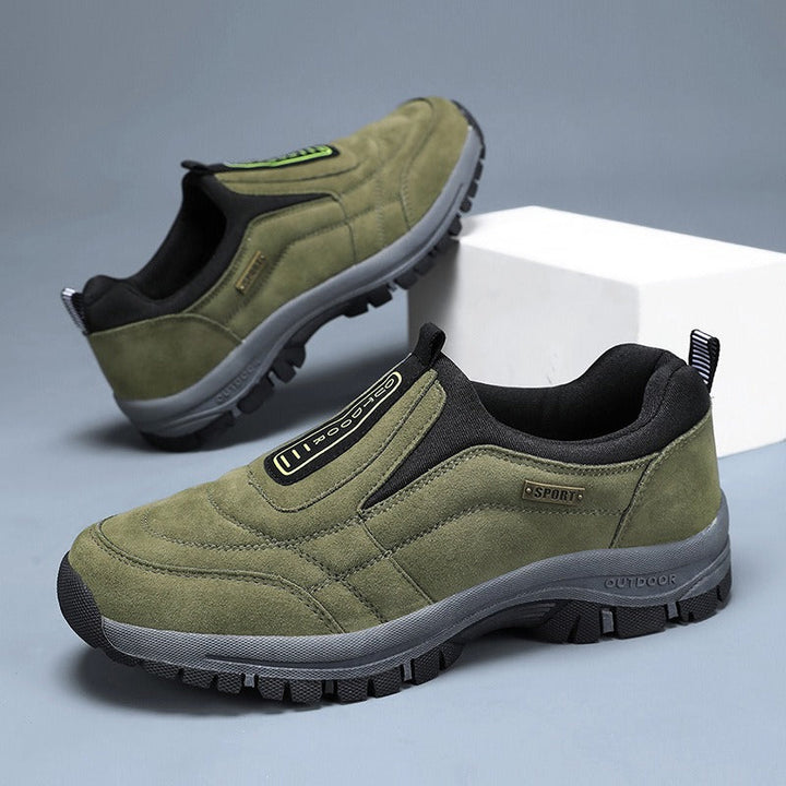 Modellbild på herr som bär gråa slip-on sneakers