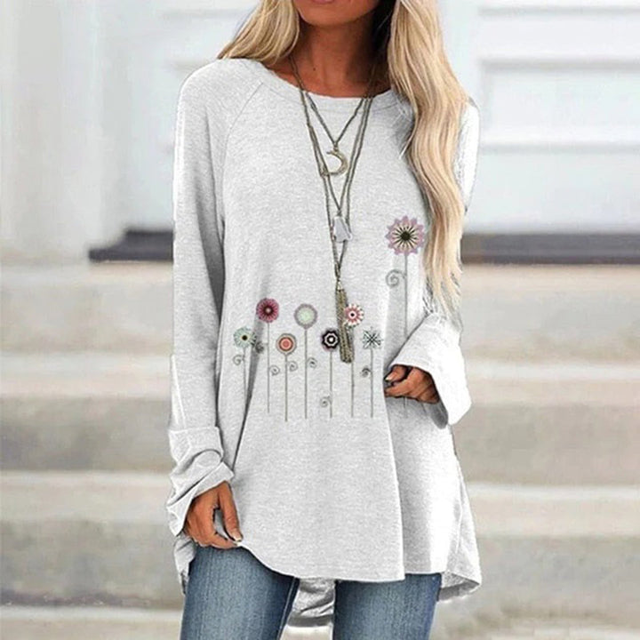 Modellvisning av blommig sweatshirt för dam i vardagsmiljö