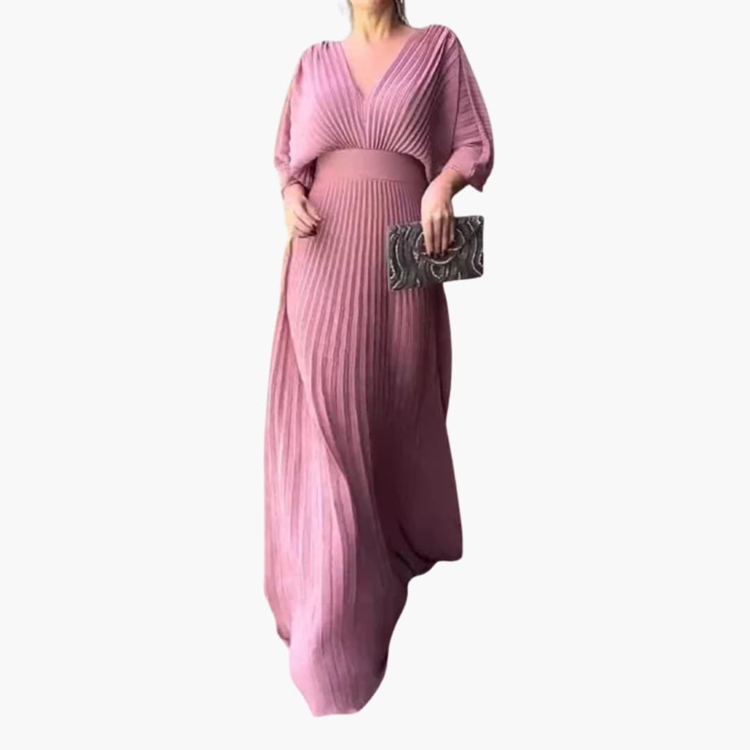 Kvinna i rosa långärmad maxiklänning med böljande kjol