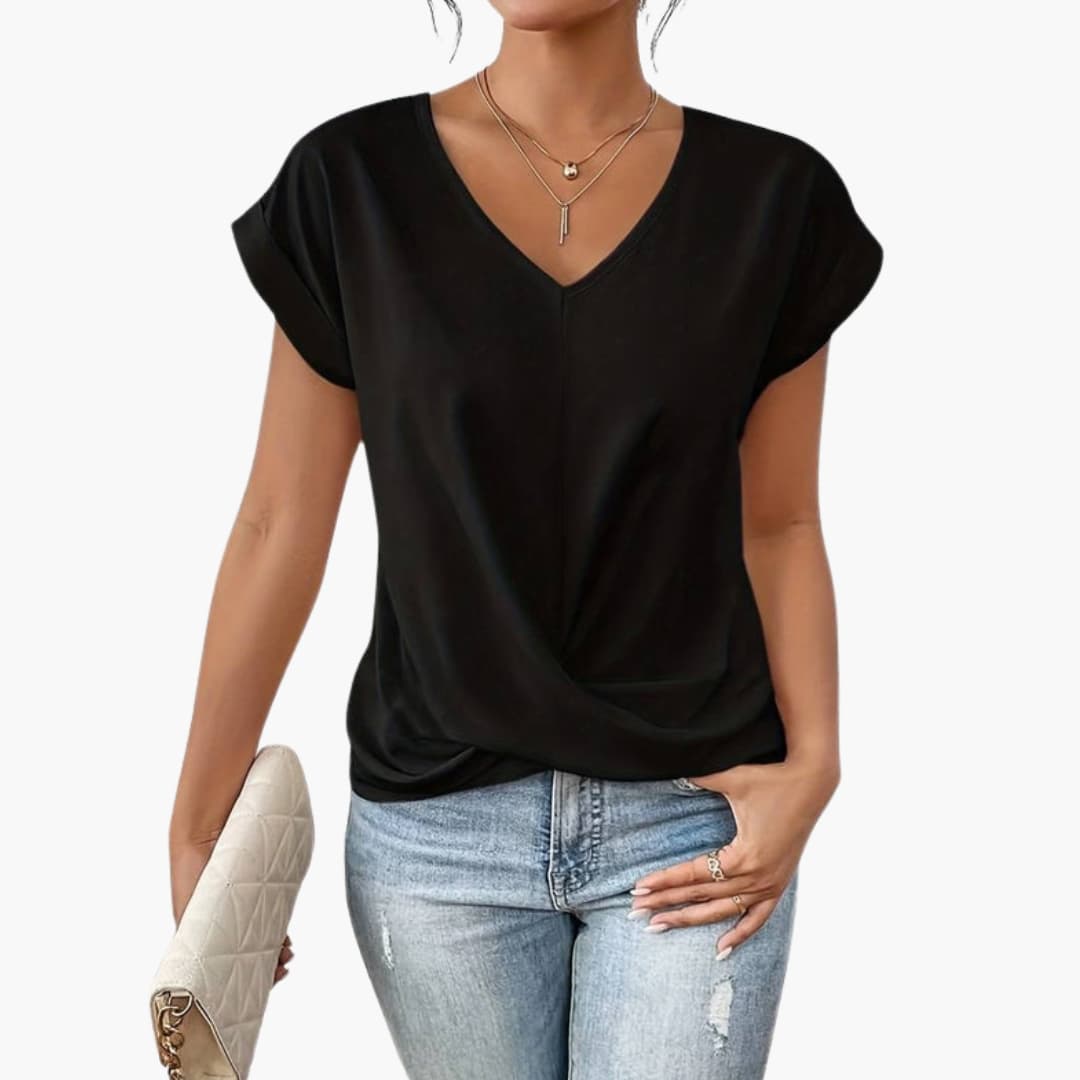 Kvinna bär svart kortärmad t-shirt med rund hals och jeans