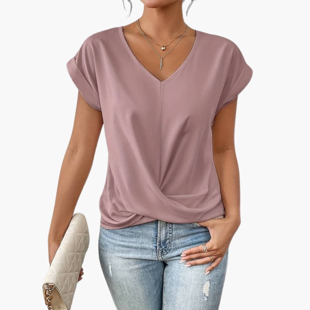 Kvinna bär rosa kortärmad t-shirt med rund hals