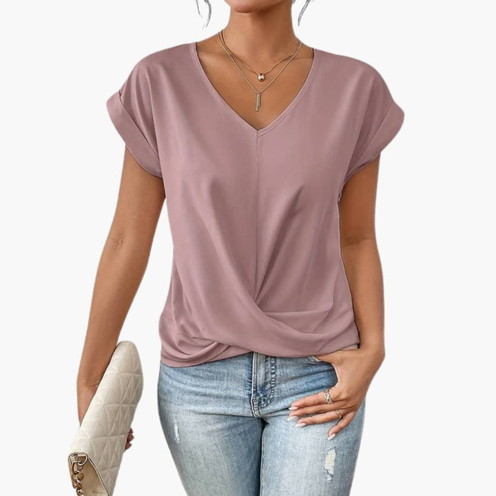 Kvinna bär rosa kortärmad t-shirt med rund hals
