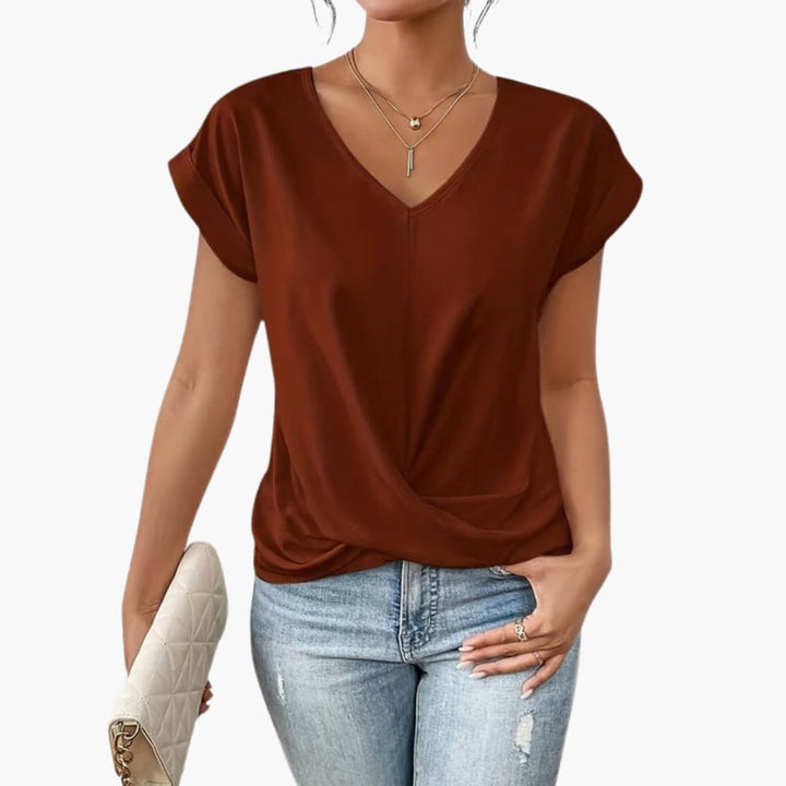 Kvinna bär tegelröd kortärmad t-shirt med rund hals