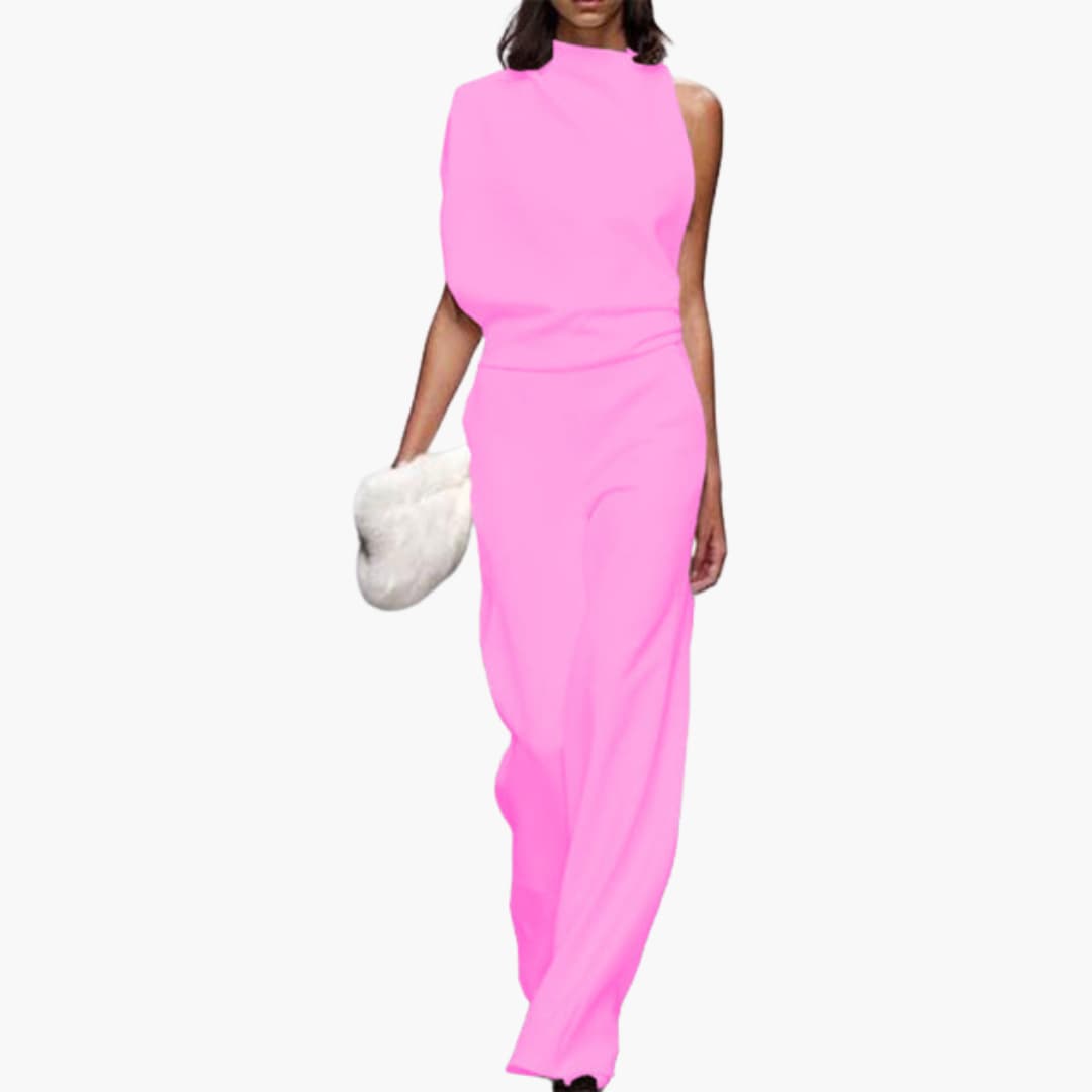 Rosa modell av den eleganta jumpsuiten med korta ärmar och raka ben.