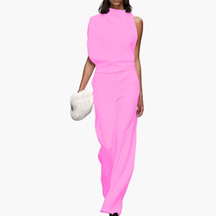 Rosa modell av den eleganta jumpsuiten med korta ärmar och raka ben.