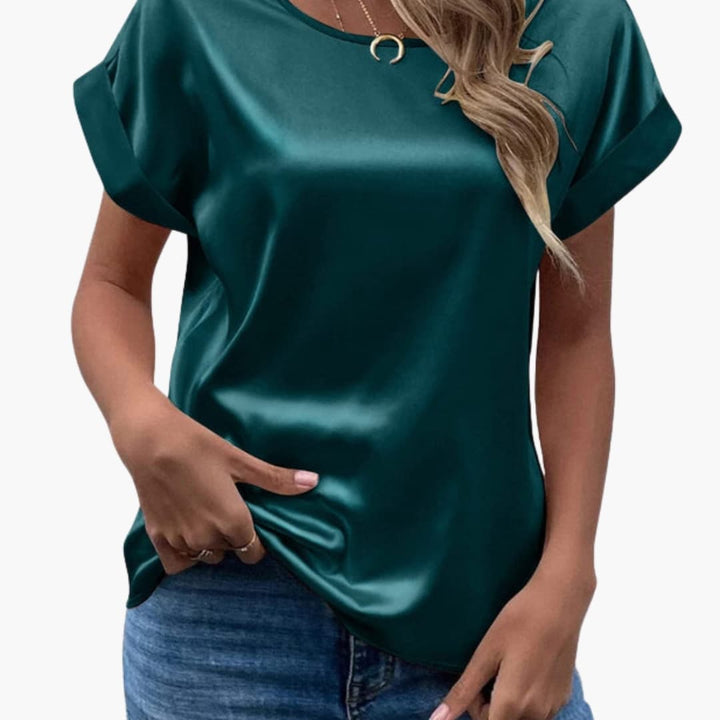 Vardaglig men elegant damtopp i satinlook
