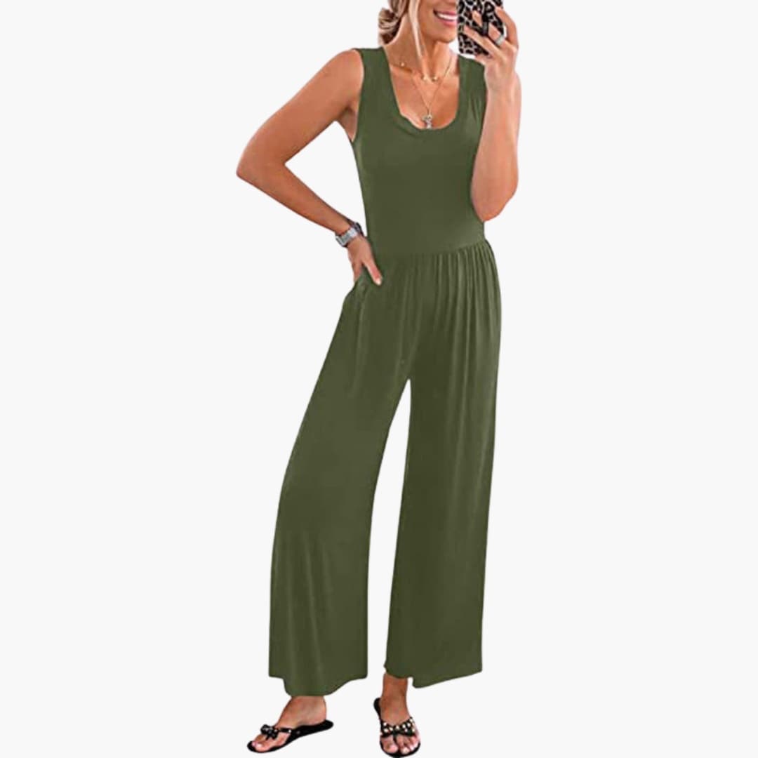 Kvinna i olivgrön ärmlös jumpsuit som visar den elastiska midjan