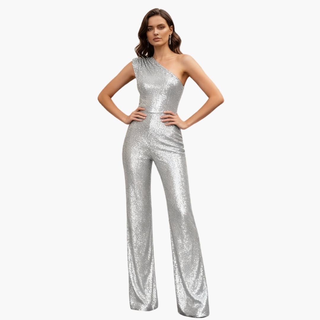 Modell i silvrig paljettjumpsuit med ärmlös design