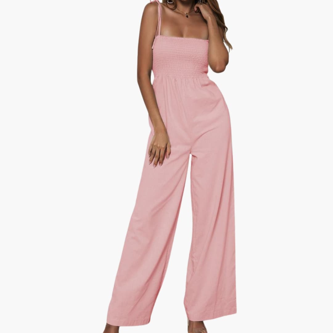 Modell i rosa jumpsuit med vida ben och justerbara axelremmar framifrån