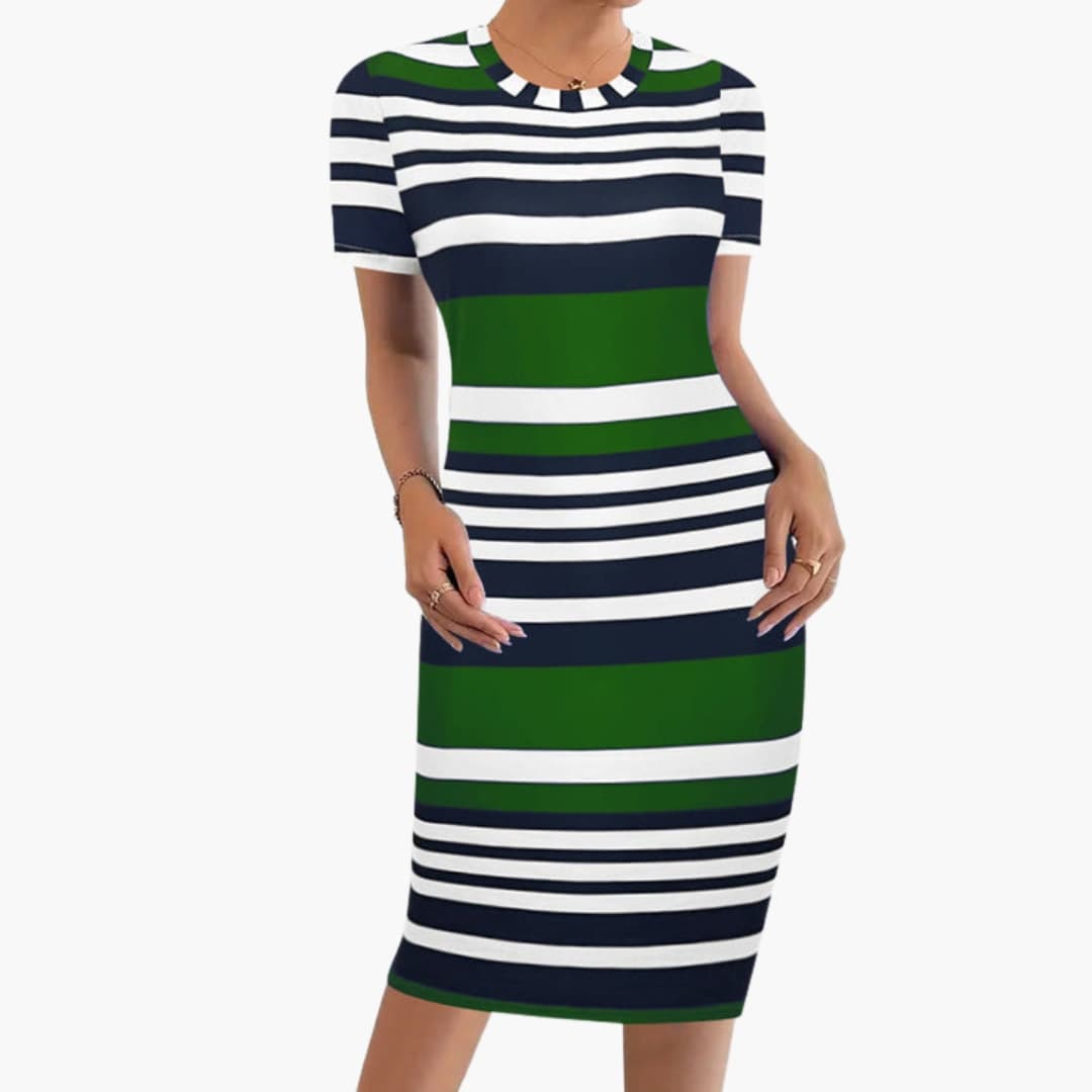 Dam i grön randig kortärmad klänning med figurnära passform
