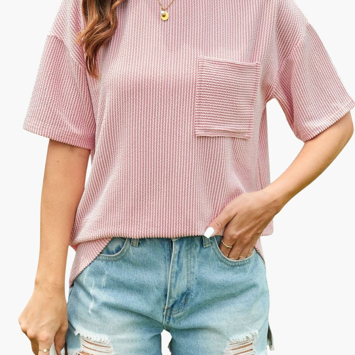 Rosa texturerad dam t-shirt med kort ärm och bröstficka